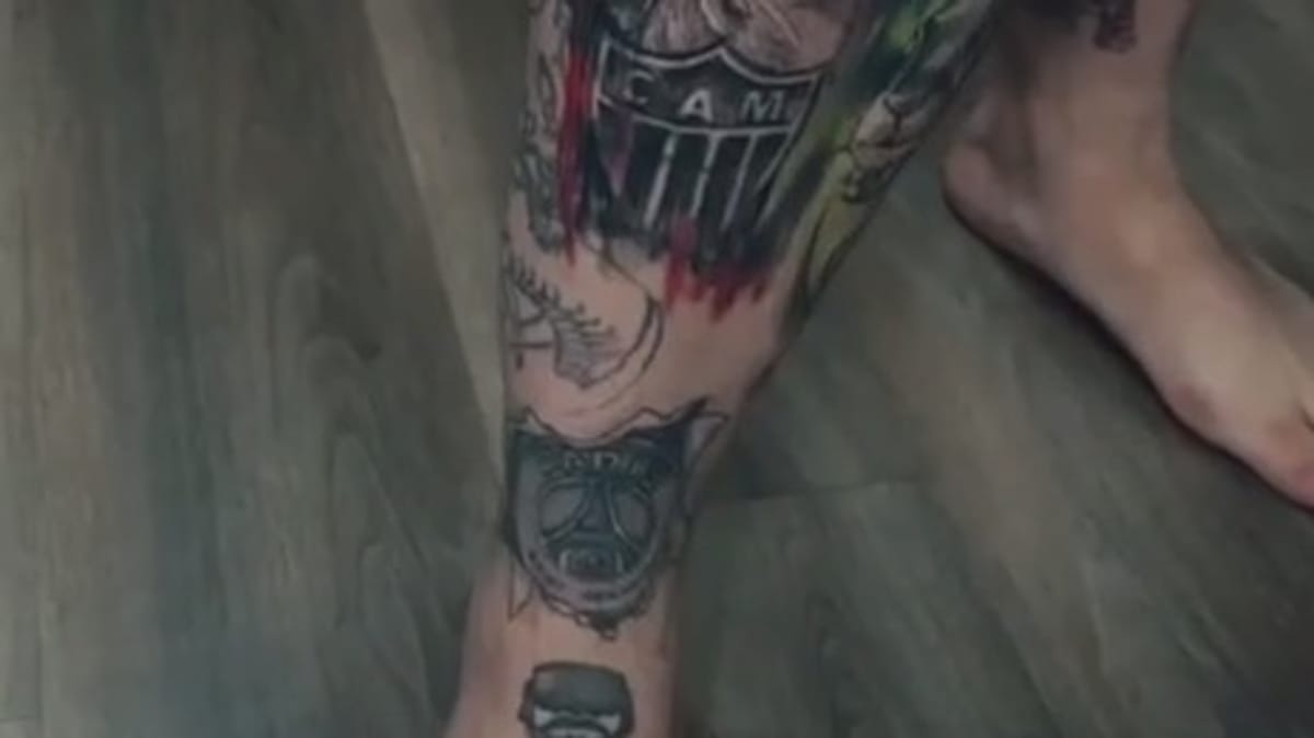 Próximo ao tornozelo, uma quarta tatuagem de futebol, com homenagem ao PSG